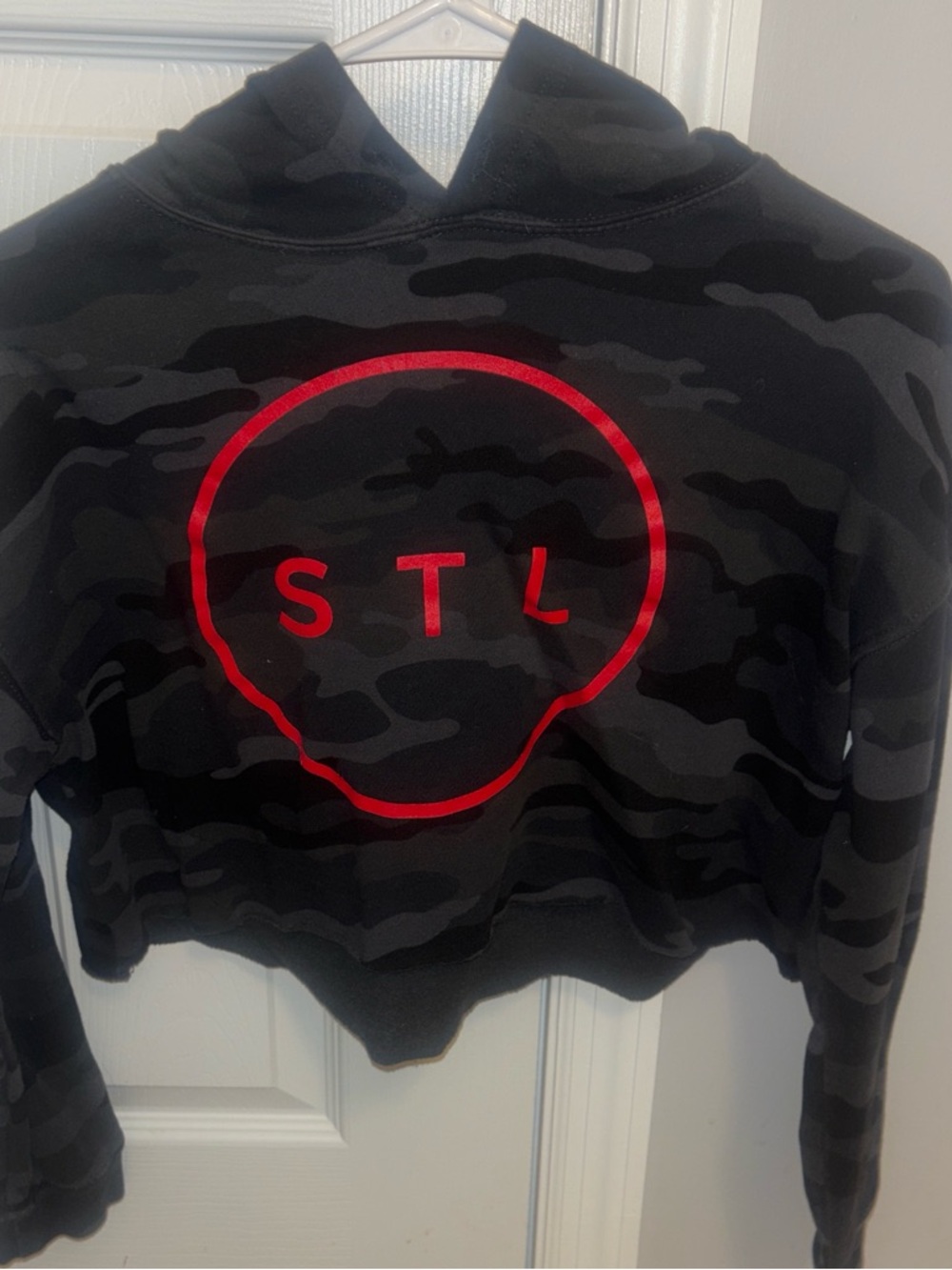 STL Logo Black Camouflage Cropped Hoodie - Red Graphic